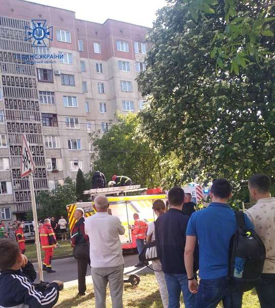 У Луцьку жінка вилізла на дроти електромережі, її знімали рятувальники (фото, відео, оновлено)