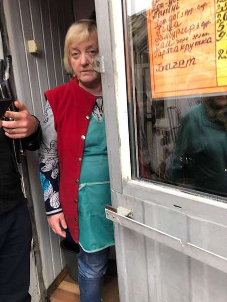 Поруч із хот-догами продавала сурогат: у Луцьку «взяли» підприємливу жінку (фото)