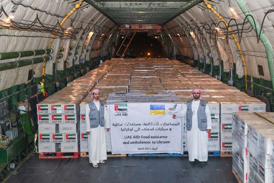 ОАЕ передали Україні 50 тонн гумдопомоги та карети «швидкої» (фото)
