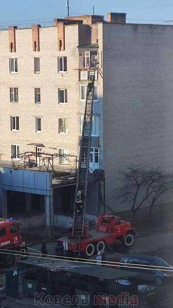 Евакуювали через вікно дітей: у Ковелі горить квартира (фото)