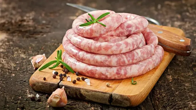 Рецепт смачної та соковитої домашньої ковбаси на Великдень