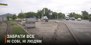 Розритий тротуар і знята бруківка: у Луцьку триває конфлікт навколо демонтованого кіоску (відео)