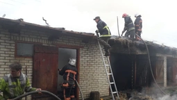 Згоріло 6 тонн соломи та 80 квадратів покрівлі: пожежа у Рожищенському районі (ФОТО)
