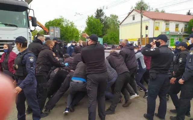 Автомобілем на людей: базарники чинять опір поліції та муніципалам (фото, відео)
