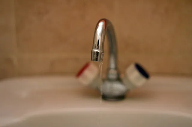 Лучани скаржаться на тиск води у водопроводі