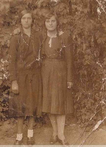 Подружки, 1933 рік. Фото з села Брани