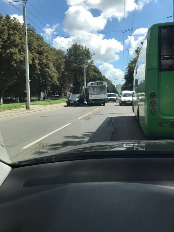 У Луцьку зіткнулися тролейбус та іномарка (фото)