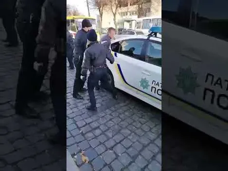 «Руку зламали!»: шокуюче відео затримання водія маршрутки у Луцьку (відео 18+)