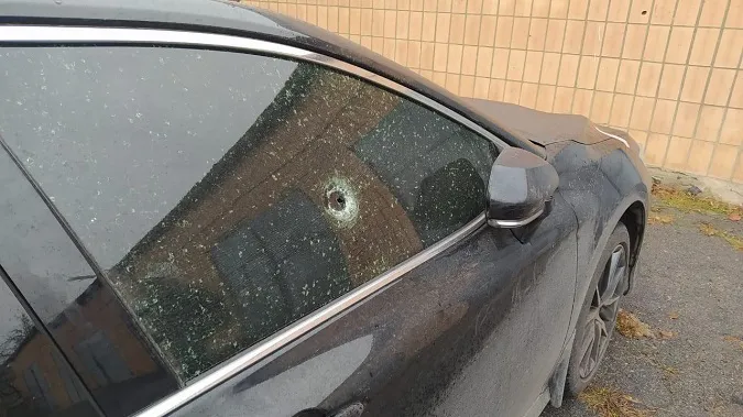 Не надав дорогу: на Кіровоградщині чоловік обстріляв автомобіль (фото)