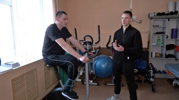 Військовий Валентин Сидорчук (ліворуч) на тренажері