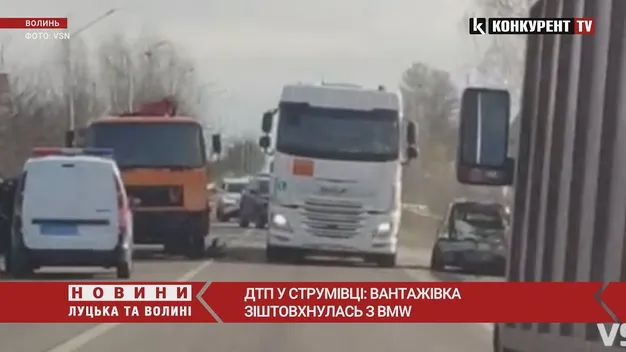 У селі під Луцьком гепнулися фура та іномарка, є травмований (відео)