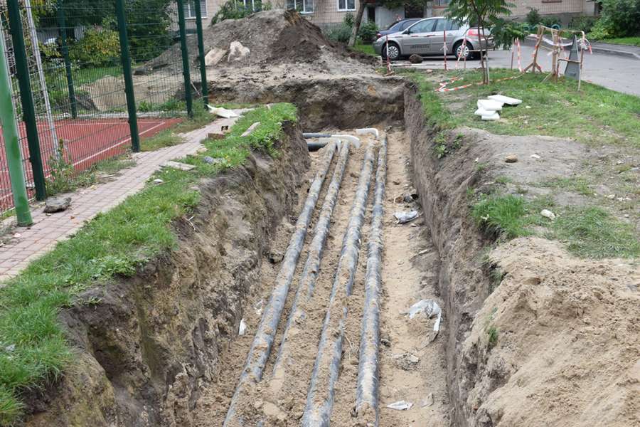 Завершення робіт із винесення теплової мережі за межі спортивного майданчика на вул. Грабовського.
