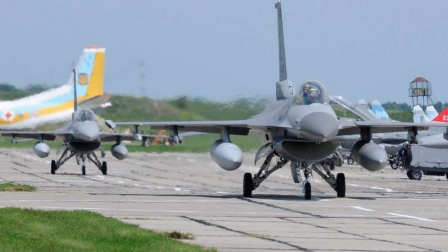 Миргород, навчання «Безпечне небо 2011». Американський F-16 та українські літаки
