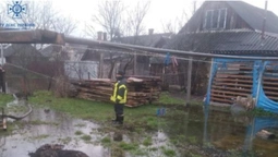 У Луцькому та Камінь-Каширському районах: рятувальники відкачували воду з присадибних ділянок (фото)