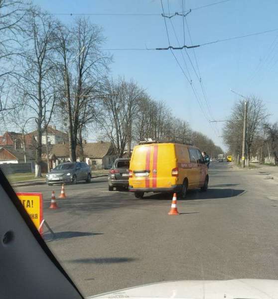 На Володимирській у Луцьку  – ДТП за участю аварійної служби (фото)