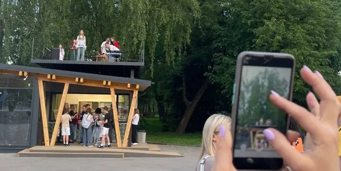 У центрі Луцька відкрили кафе зі сценою на даху (фото)