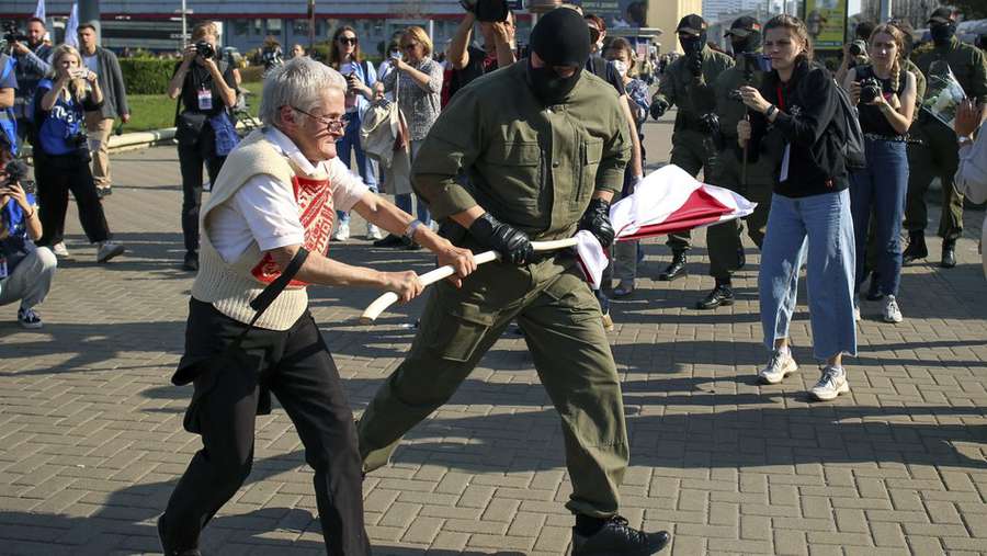 У Білорусі затримали понад сто учасниць жіночого маршу