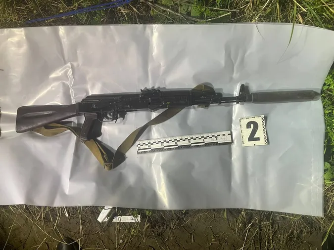 Тримав в машині: на Камінь-Каширщині чоловік купив собі автомат і набої (відео)