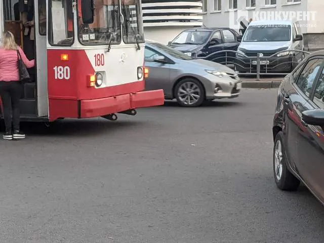 У центрі Луцька тролейбус протаранив авто (фото)