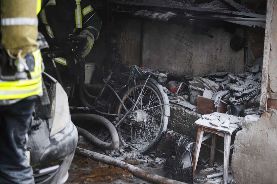 Згоріло все: у Луцькому районі гасили пожежу в гаражі (фото)