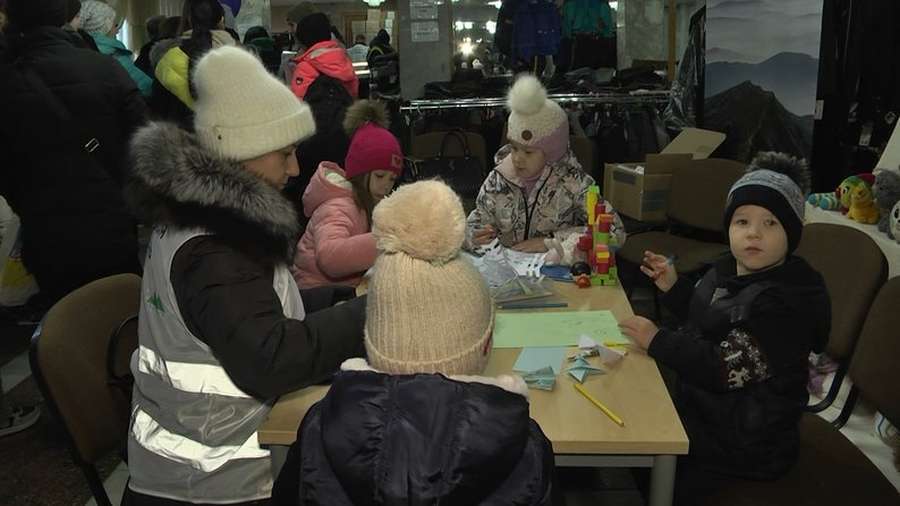 У Луцьку роздали 550 пакунків із теплим одягом від ЮНІСЕФ (відео)