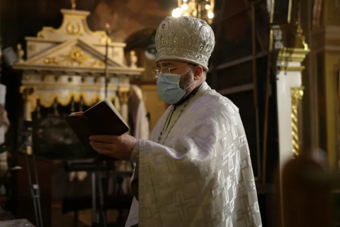 Як у Свято-Троїцькому соборі вночі паски освячували (фото)