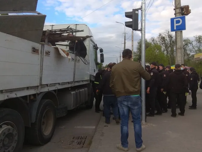 Луцькі муніципали знесли паркан на Старому ринку (відео)