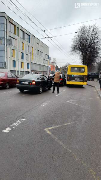 У Луцьку біля «Променя» – аварія за участі маршрутки (фото)