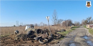 Вивезли шини і сміття: біля Луцька прибрали колишній блокпост (фото)