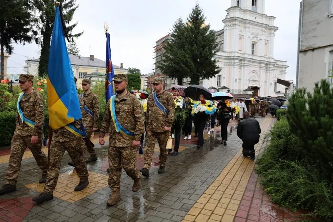 У Луцьку попрощалися із загиблим під Роботиним офіцером Тарасом Пархомуком (фото)