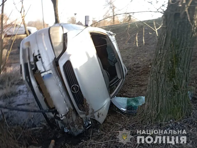 У селі під Луцьком Opel злетів у кювет і перекинувся – постраждав пасажир (фото)