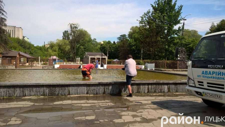 У Луцьку фонтан підтопив Центральний парк (фото)