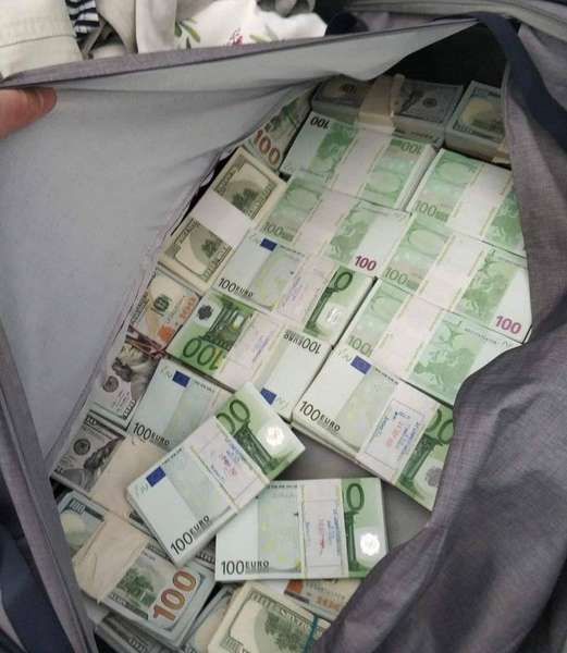 Громадянин України намагався вивезти в Румунію готівкової валюти на 17 млн грн, – Держмитслужба (фото, відео)