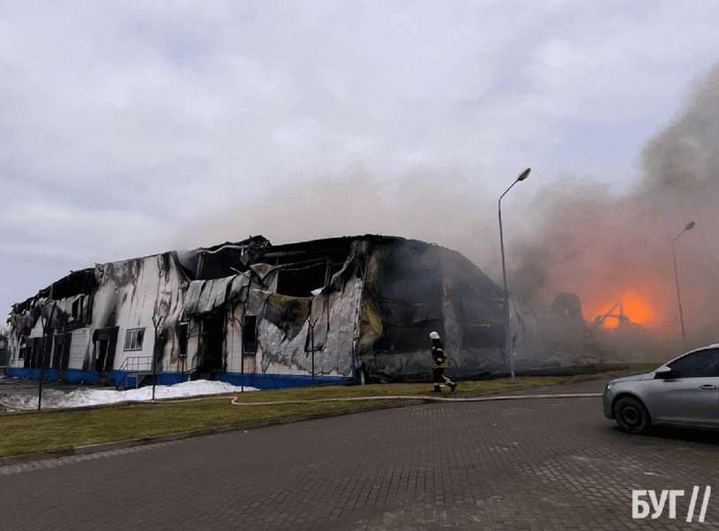 У Нововолинську – пожежа на підприємстві «Пан Курчак» (фото, відео)