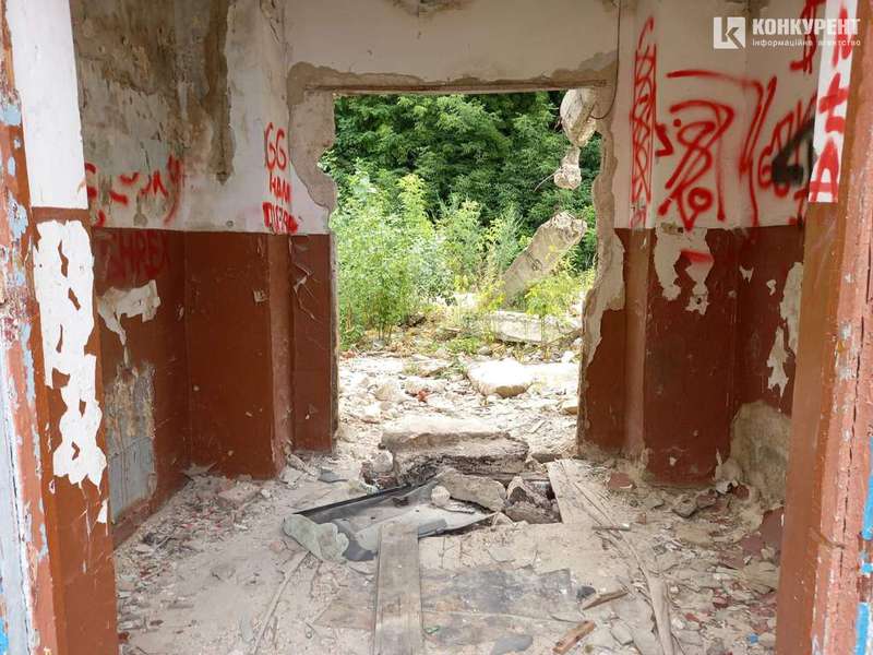 Сміття та розруха: що коїться на старій рятувальній станції у Луцьку (фото)