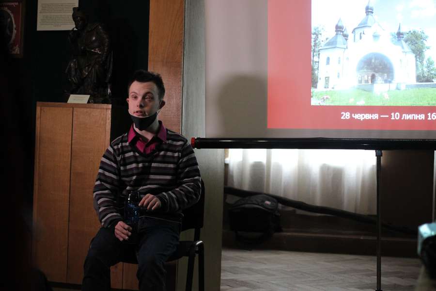 У Луцьку хлопець із синдромом Дауна провів екскурсію у музеї (фото, відео)