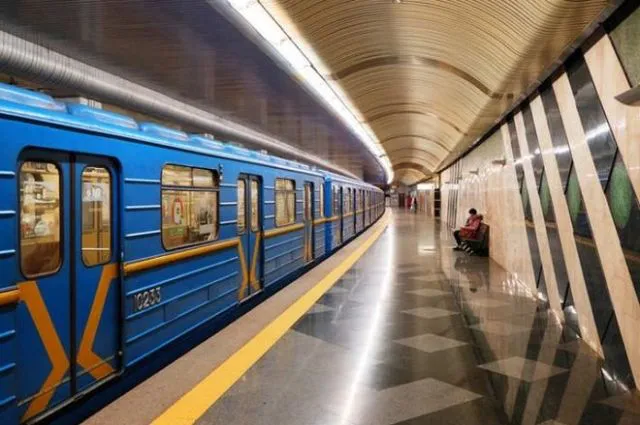 У метро Києва пенсіонер напав на школяра