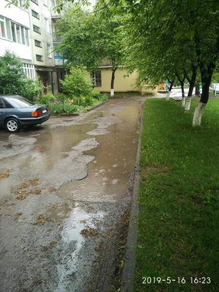 Лучани втретє просять залатати ямку на прибудинковій території (фото)
