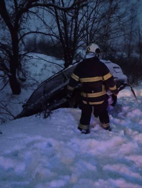 На Ковельщині автомобіль злетів у кювет: на місці працювали рятувальники (фото)