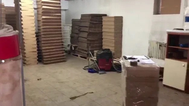 У Польщі за організацію підпільної тютюнової фабрики затримали чотирьох українців (фото, відео)