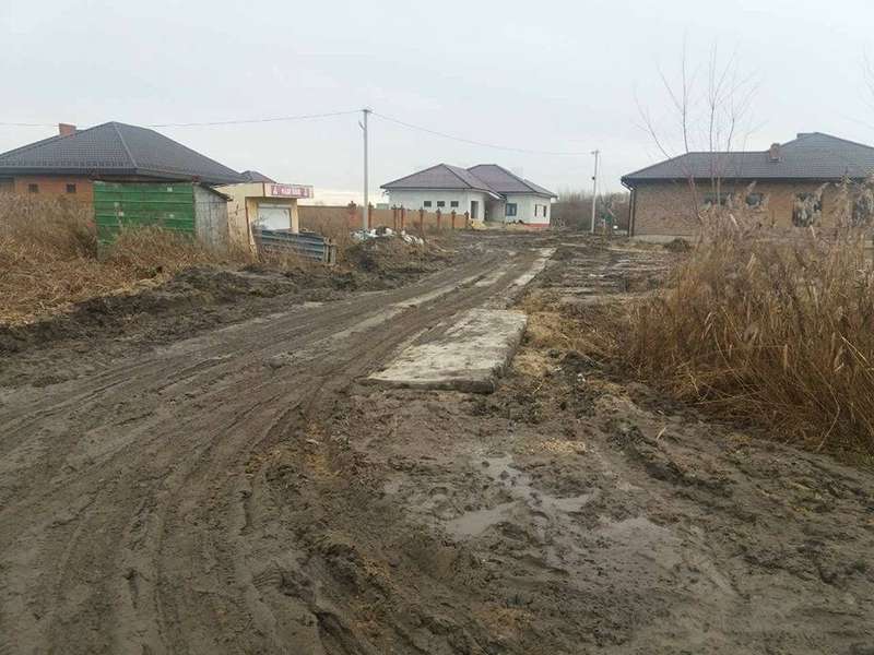 Через будівництво в Липинах вулиці Луцька перетворились на болото (фото)