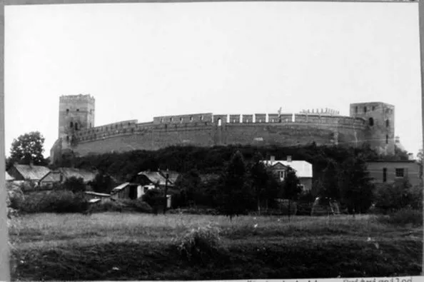 Яким був Луцький замок у 80-х роках минулого століття: чорно-білі фото