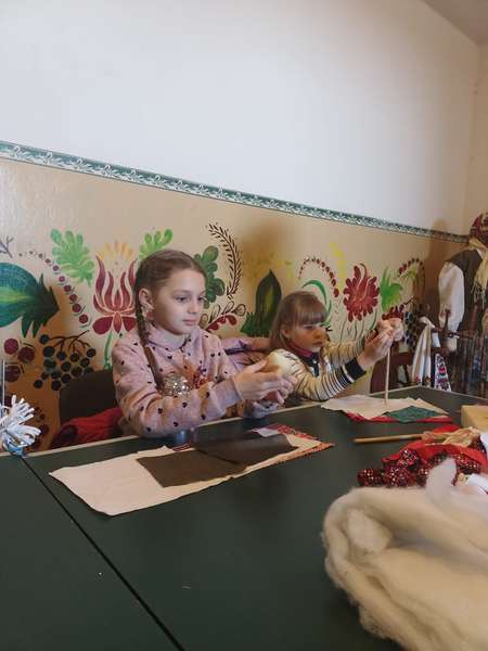 У Звірові для дітлахів організували майстер-клас «Лялька-мотанка» (фото)