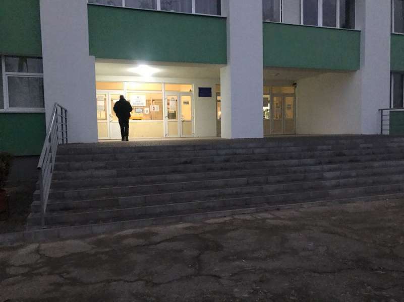На кількох виборчих дільницях в Луцьку немає пандусів (фото)