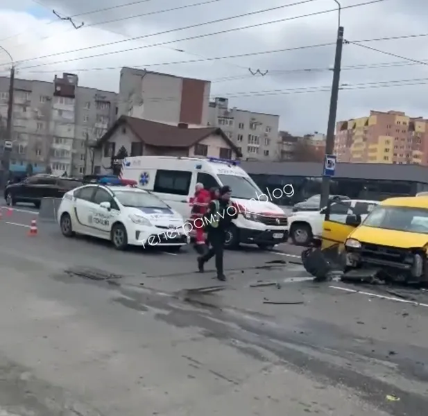 Двоє людей у лікарні: на Конякіна у Луцьку – серйозна аварія (фото, відео)