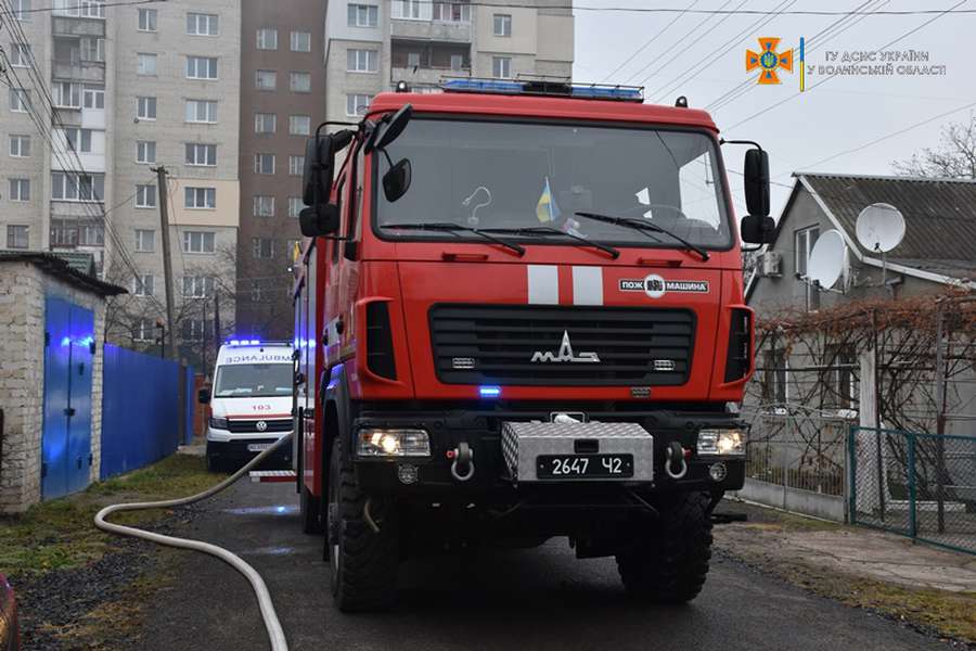 Госпіталізували чоловіка: з'явились нові деталі пожежі в Луцьку на вулиці Гнатюка (фото, відео)