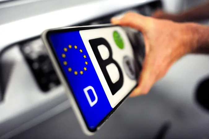 «Потрібно встановити єдині правила гри», – луцький політик про автівки з єврономерами 