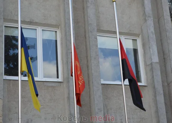 М'які іграшки на асфальті: у Ковелі вшанували жертв різанини у Бучі (фото, відео)