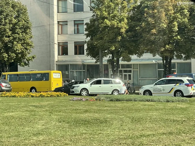 У Луцьку на кільці влупилися два легковики (фото)