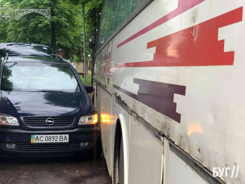 У Нововолинську не поділили дорогу автобус і легковик (фото, відео)